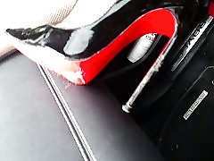 깨끗 한 내 발뒤꿈치를 핥 아! 자동차 leatheramp 걸 레; louboutin 발뒤꿈치